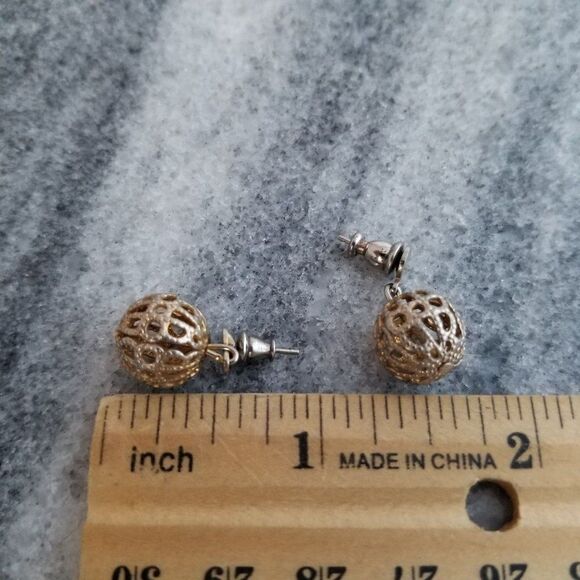 Vintage Filigree Orb Post Earrings, Small Drops, Silver Tone Estate - Picture 3 of 4